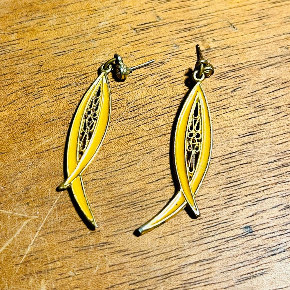 VTG 1970s yellow fish shaped gold tone earrings